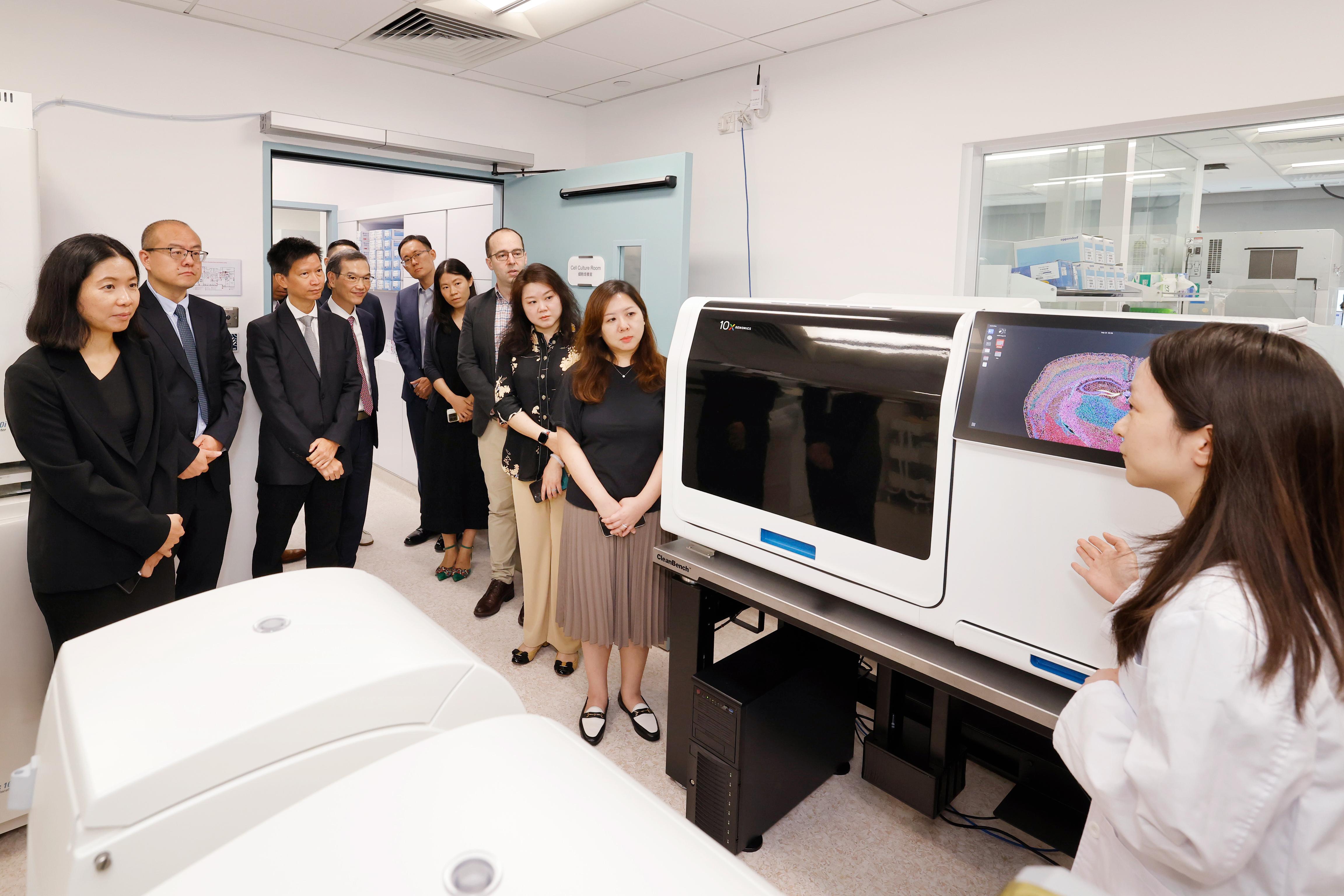 阿斯利康團隊參觀香港基因組中心的實驗室。(香港基因組提供)