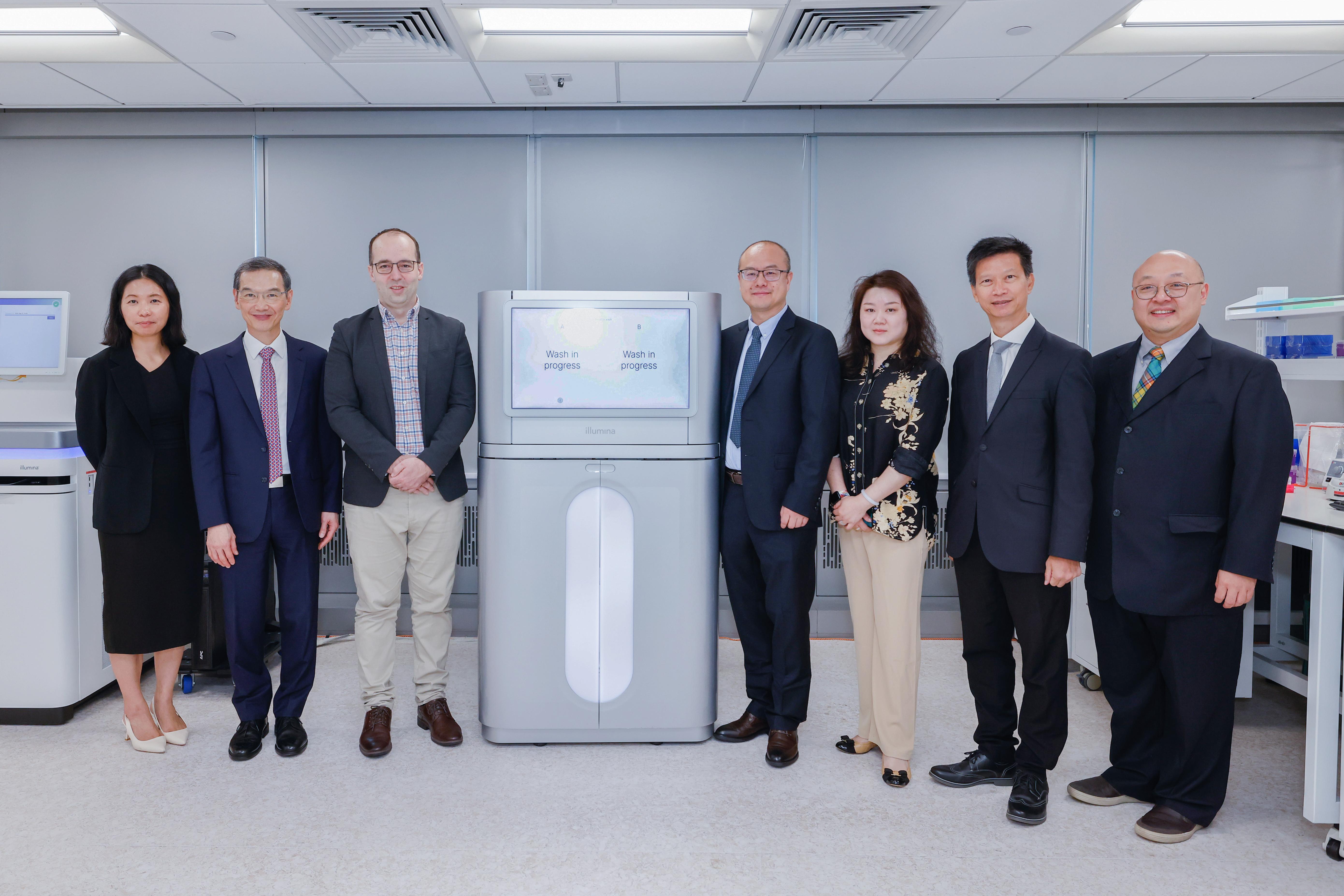 阿斯利康團隊參觀香港基因組中心的實驗室。(香港基因組提供)