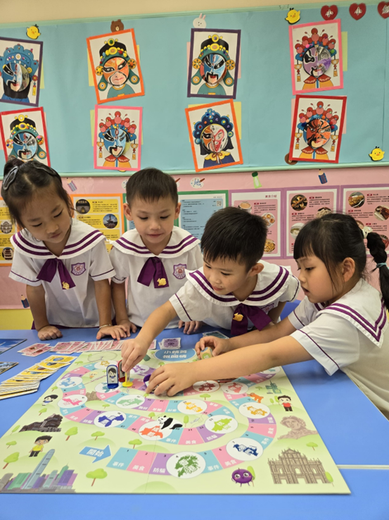 K3生玩《小精英‧祖國情》桌上遊戲,黃芷晴(右一)和周勺淏(左二)均表示很好玩,父母亦有教他們防騙知識。