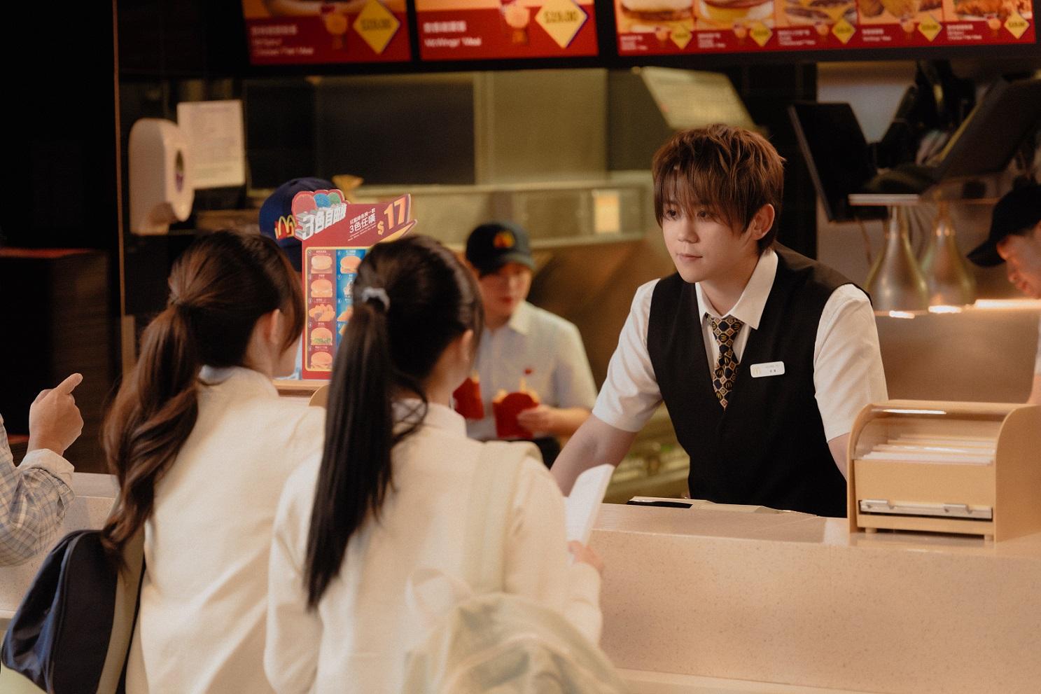 姜濤驚喜為新劇《十七年命運週期》客串,演快餐店經理。