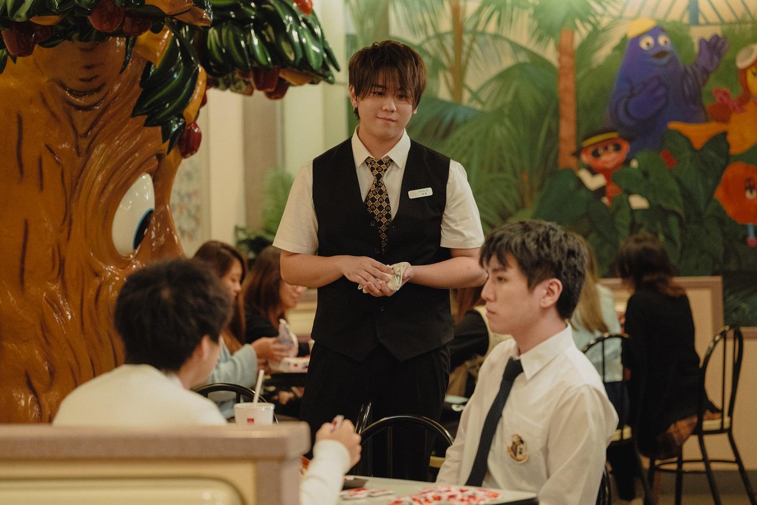 姜濤演戲和現實中都做過快餐店員工,今次在新劇《十七年命運週期》升職演快餐店經理。