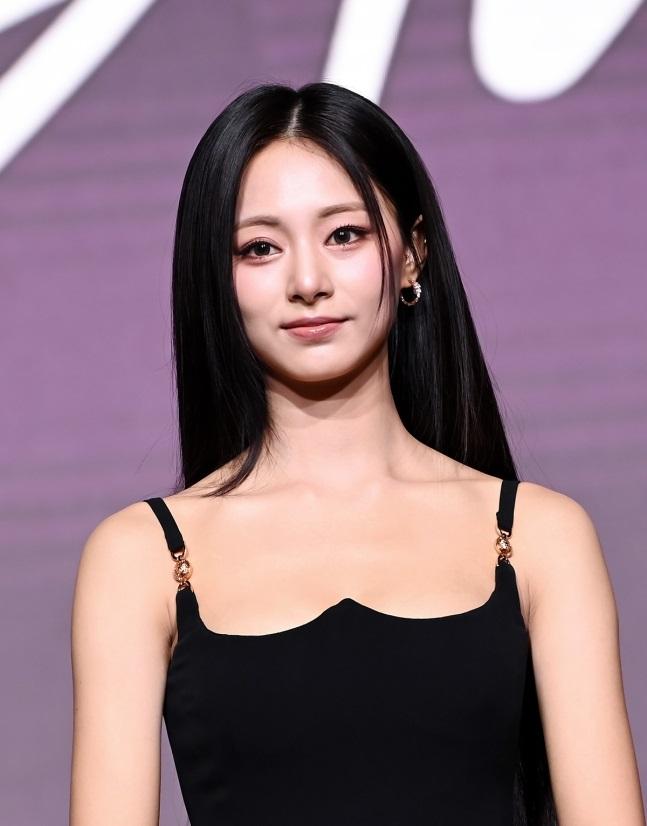 子瑜盛世美貌出席發布會。