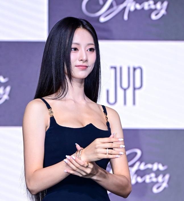 作為TWICE第三位推出solo作品,子瑜全力為專輯準備。