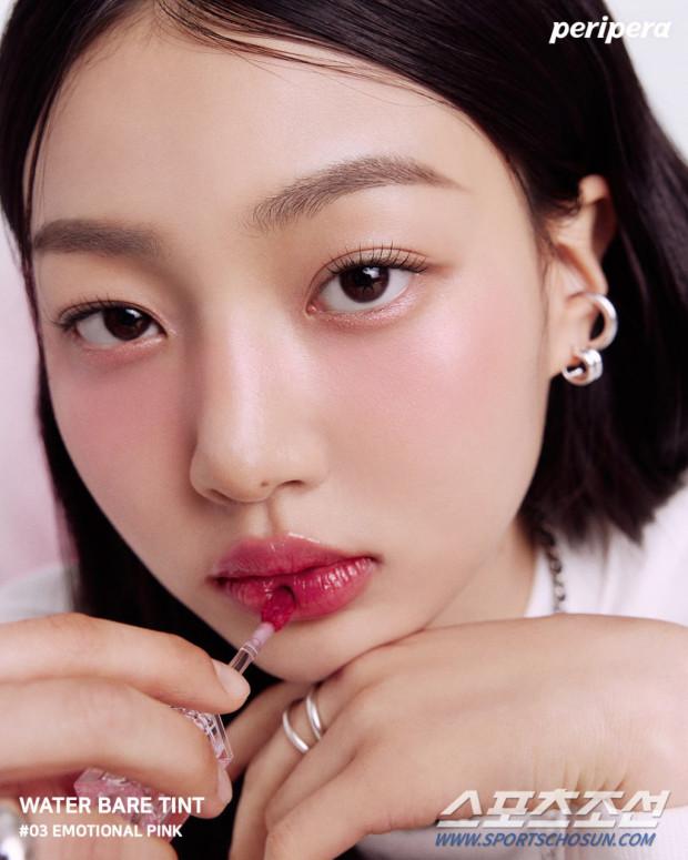 化了妝的李夏音,與姐姐志效有幾分相像。