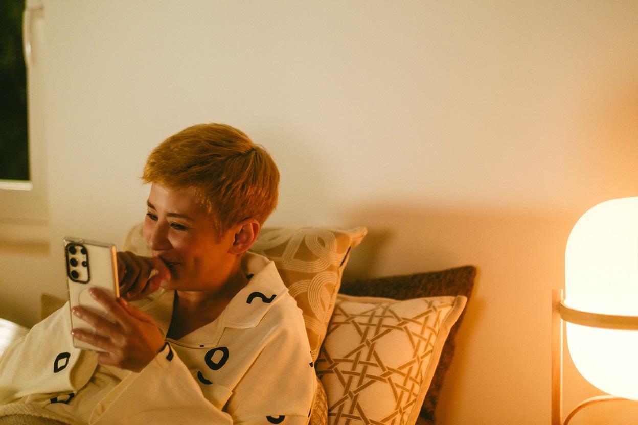 吳君如在《我談的那場戀愛》透過交友app與MC發展網戀。