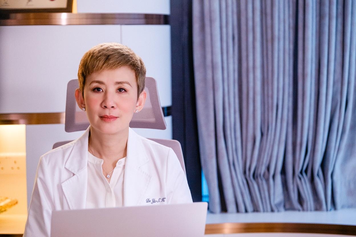 吳君如在《我談的那場戀愛》演喪夫的婦科醫生。