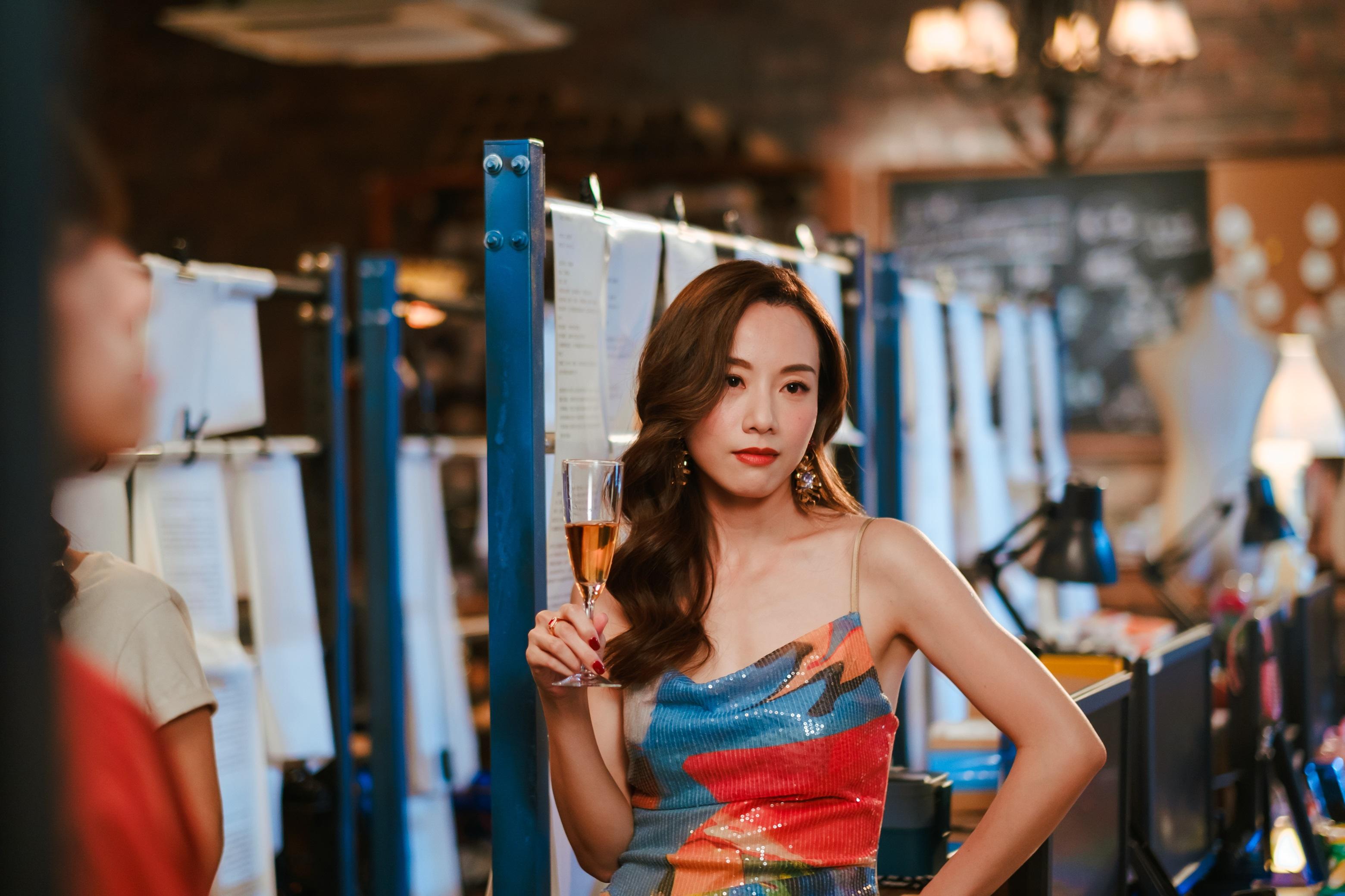 鄧麗欣在《我談的那場戀愛》演風情萬種的網騙集團軍師。