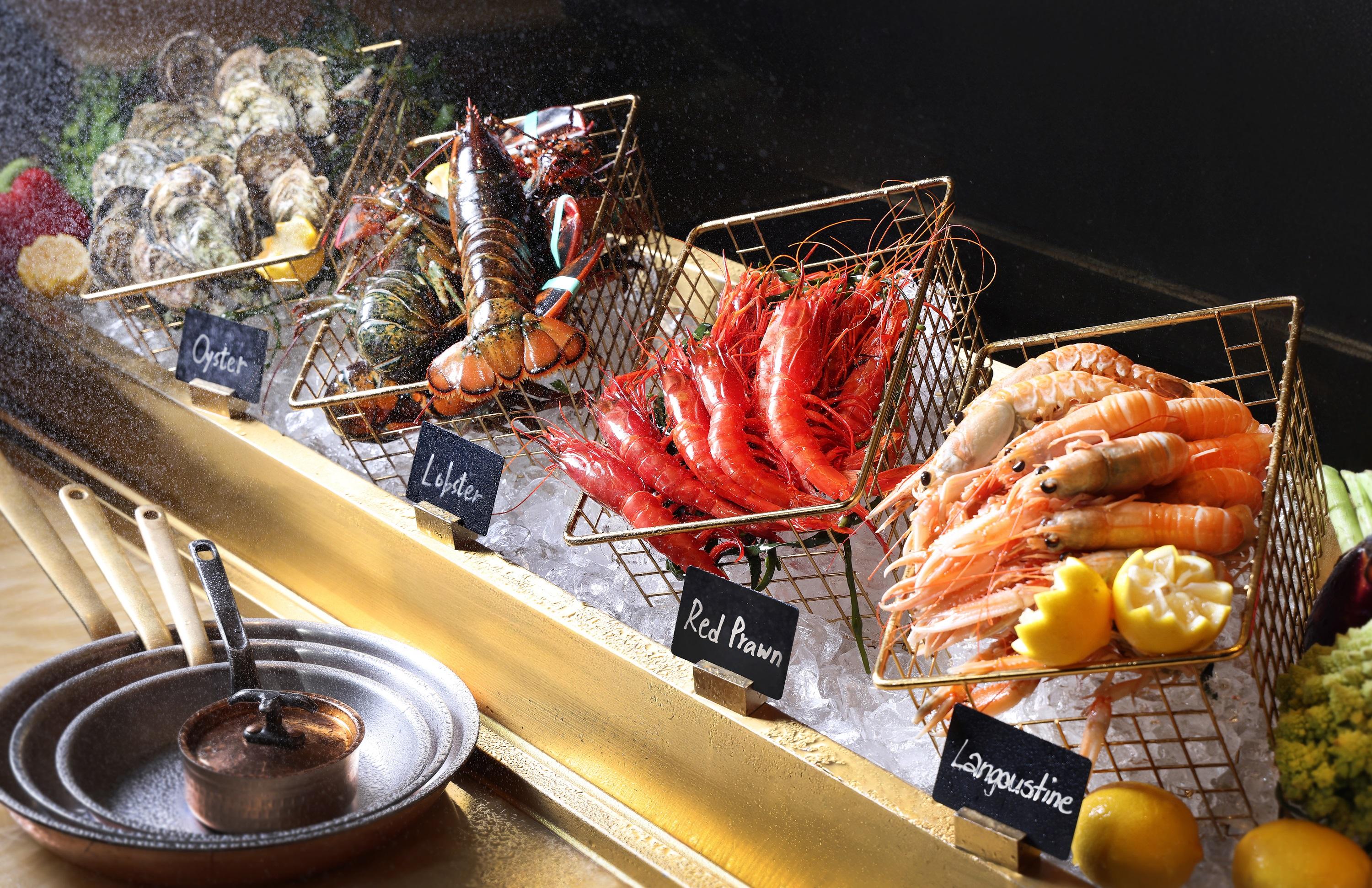 海鮮有法國時令生蠔、西班牙紅蝦、波士頓龍蝦、美國帶子、荷蘭青口、日本皇帝蟹腳。