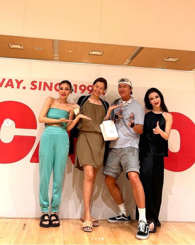 李河妮薄施姿粉,已經非常搶鏡。