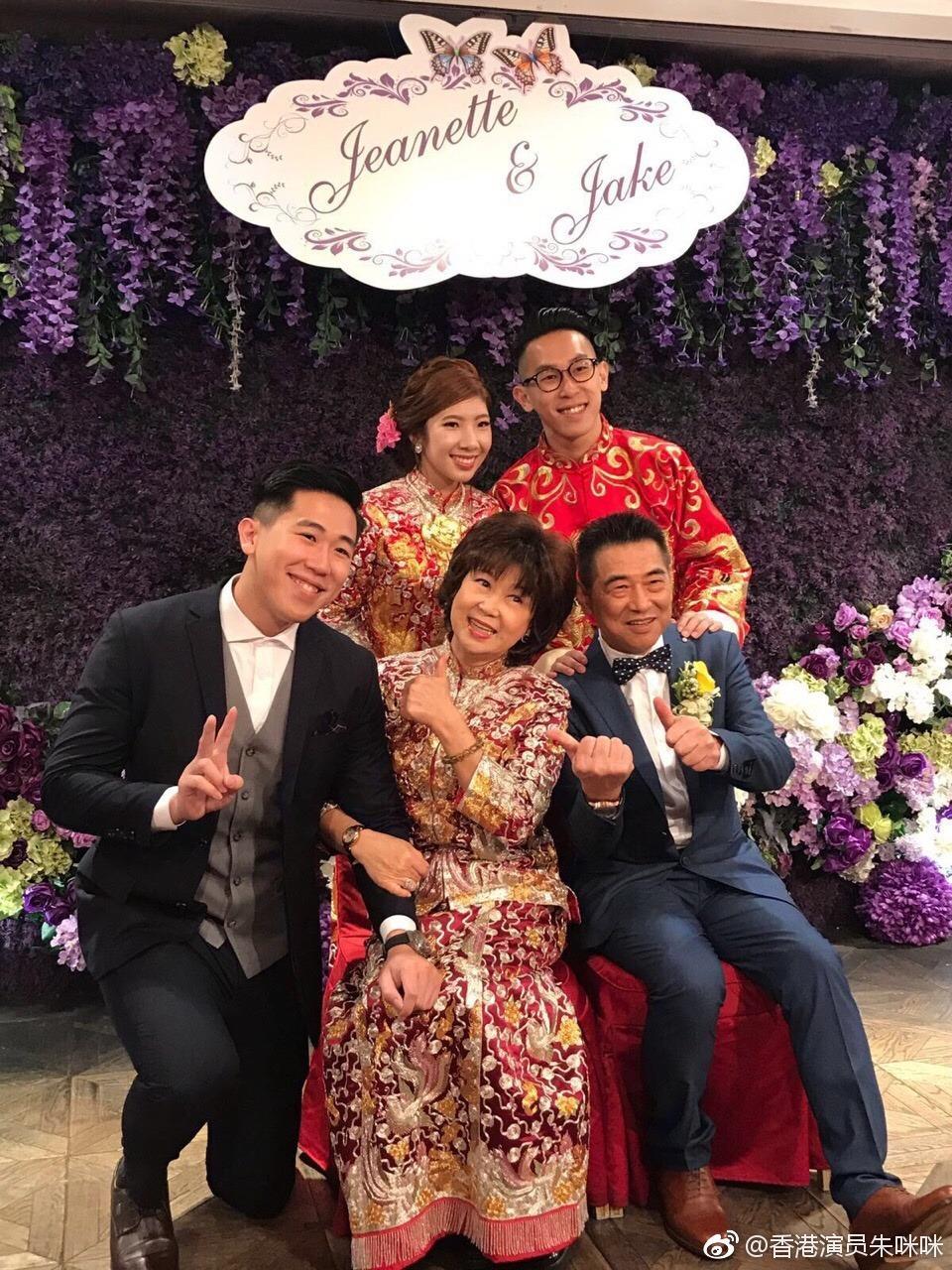 朱咪咪近年與家人長住新加坡。