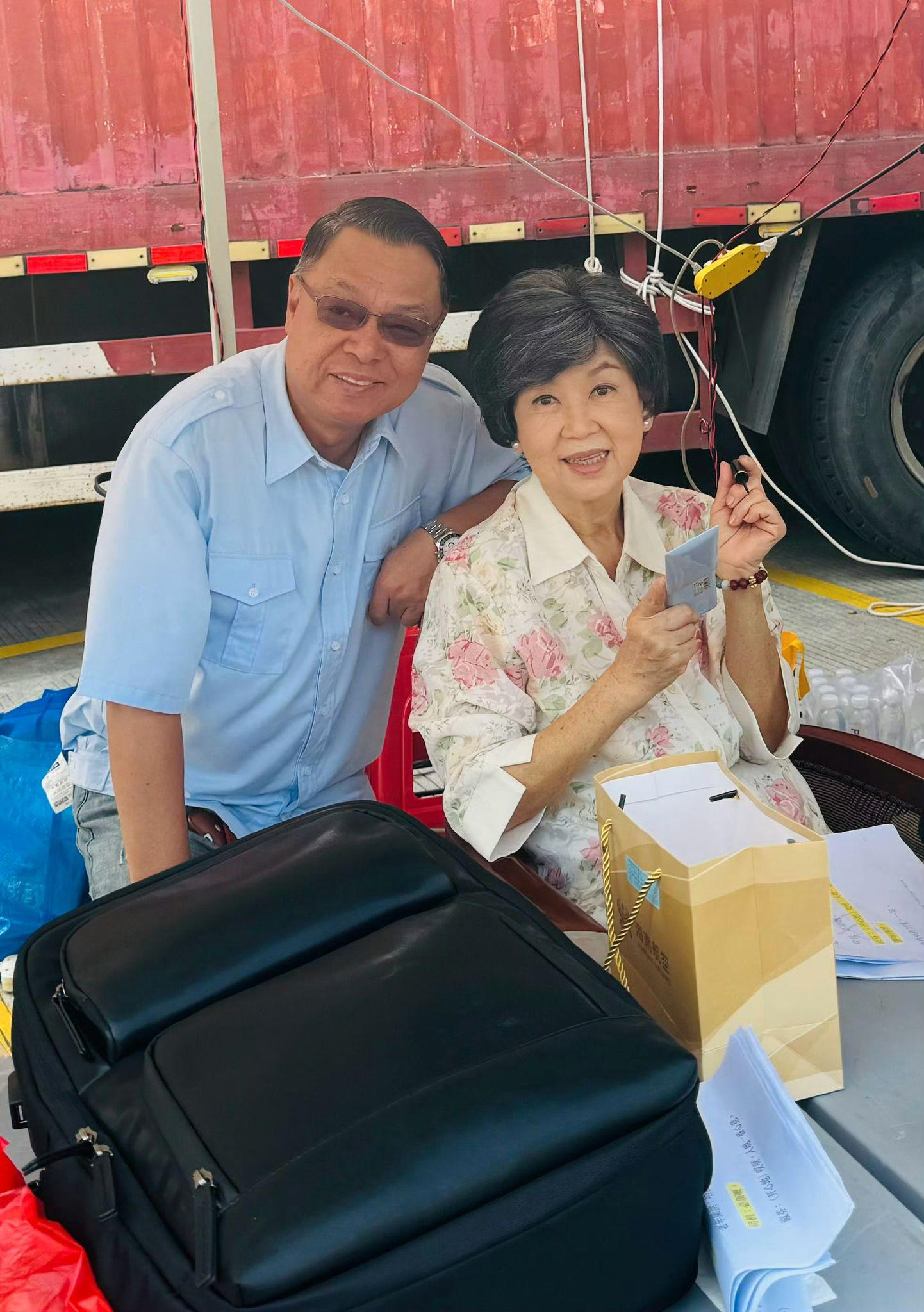 李力持昨日亦分享跟朱咪咪的合照。