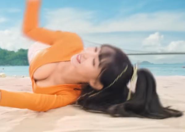 林襄最近為道地百果園拍攝飲品廣告,曬E Cup上圍。