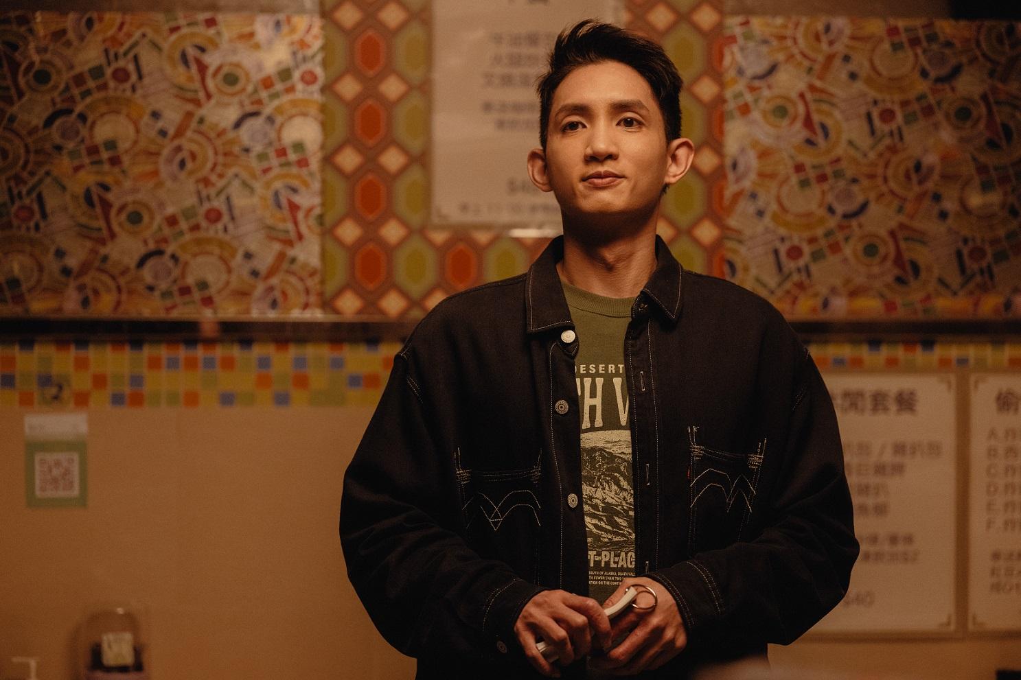 楊樂文挑戰自製舞台棟篤笑 靠尷尬製造搞笑氣氛。(《十七年命運週期》劇照)