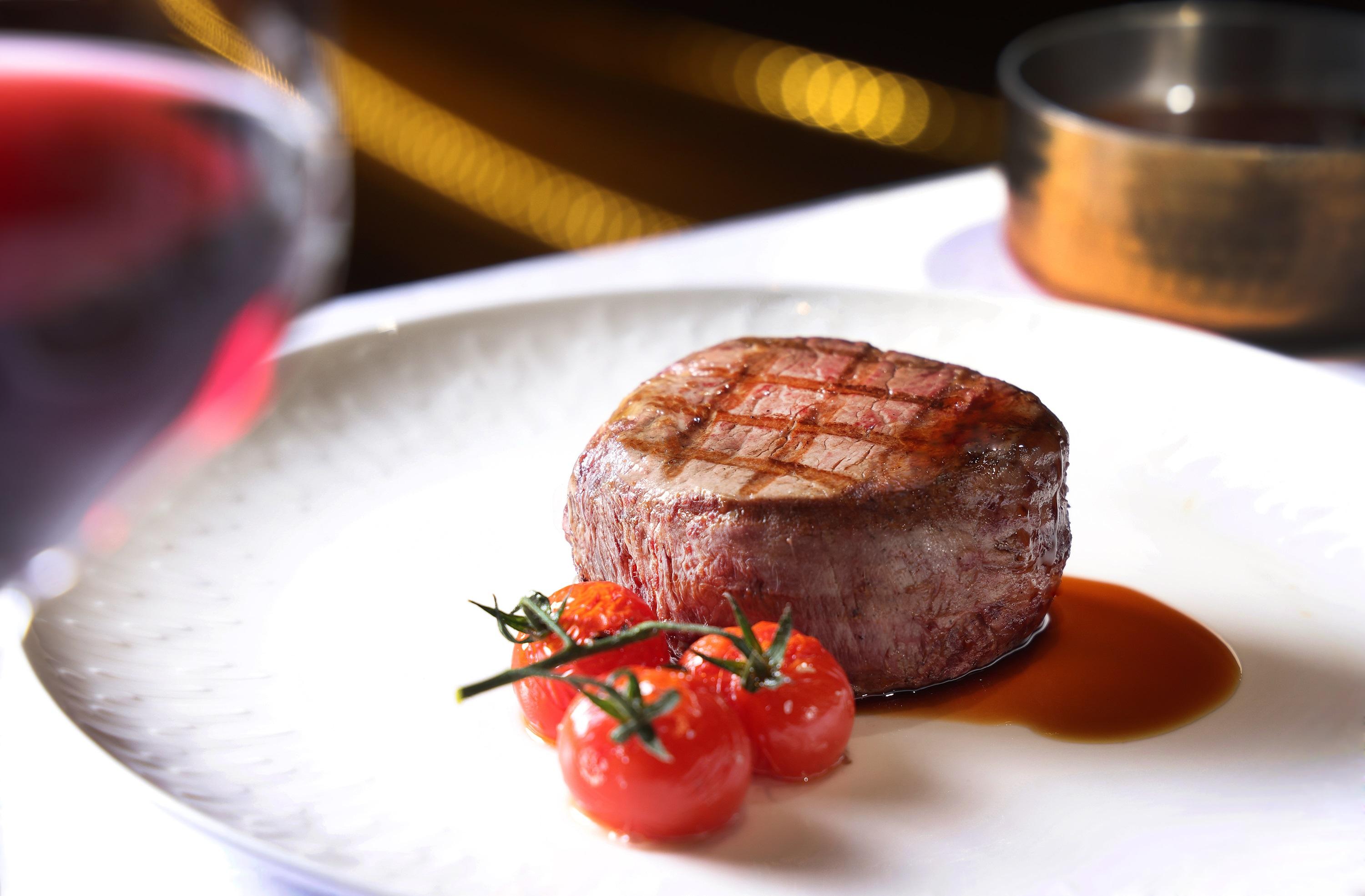 法國夏洛萊牛柳(8安士)$820 此法國草飼白牛屬於著名肉質出眾的肉牛品種,肉味天然突出。