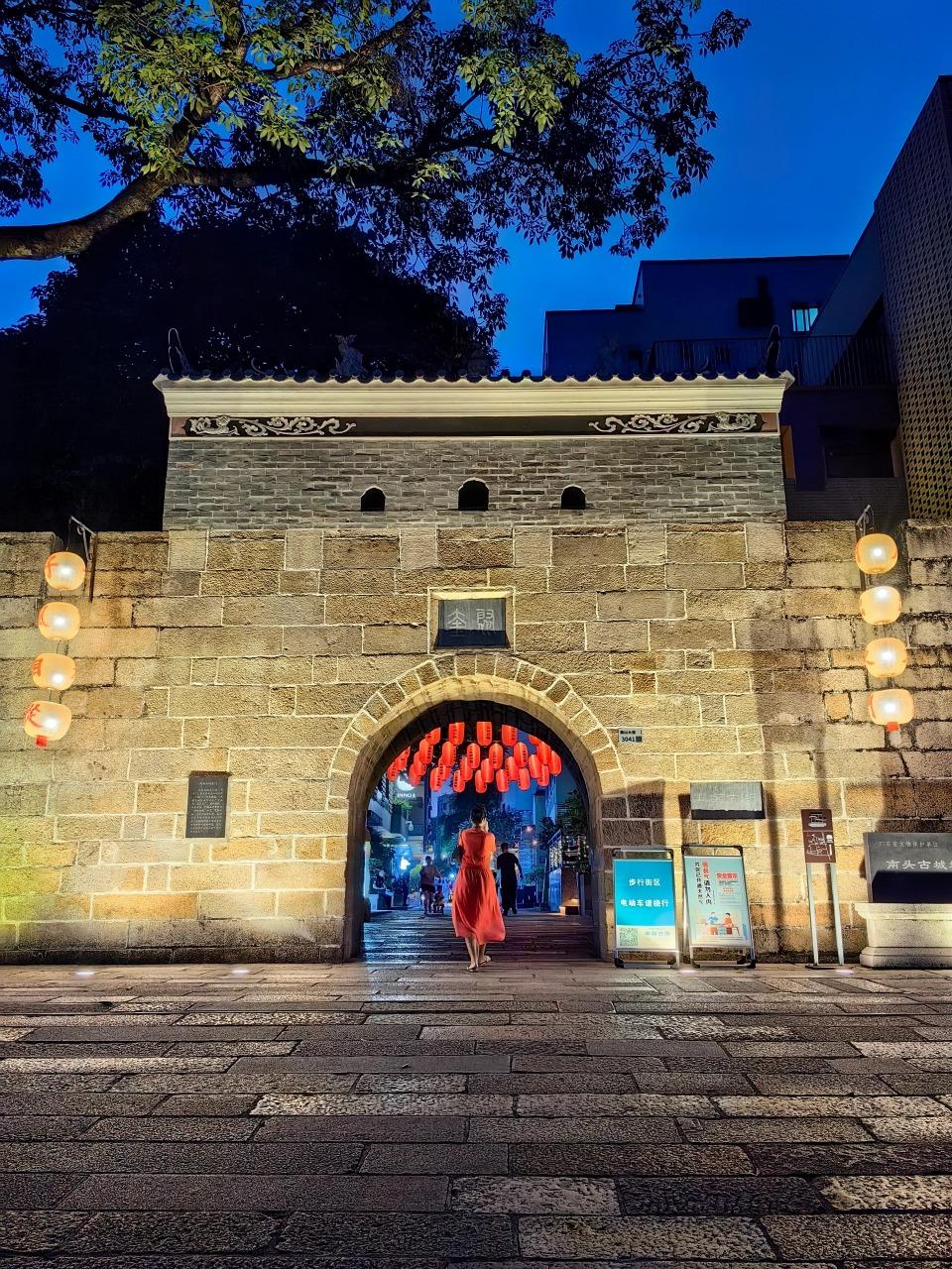 南頭古城是近年深圳古風遊熱點之一,穿過厚厚的南城門,古風即撲面而來,大有一秒千年的感覺。(圖片說明:藝文深圳@小紅書)