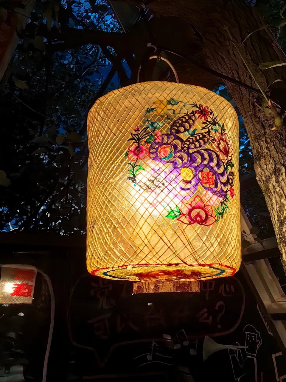 深圳南頭內掛滿傳統絲竹燈籠,還繪上傳統圖案,國風味濃厚。(圖片說明:藝文深圳@小紅書)