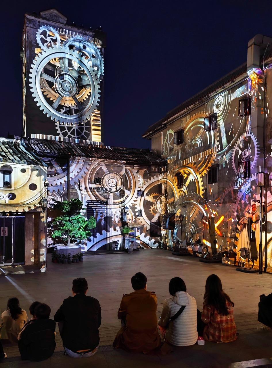 深圳觀瀾古墟燈光秀是古城的「招牌」表演,中秋節更有相應的內容,極吸晴。(圖片說明:深圳小噫@小紅書)