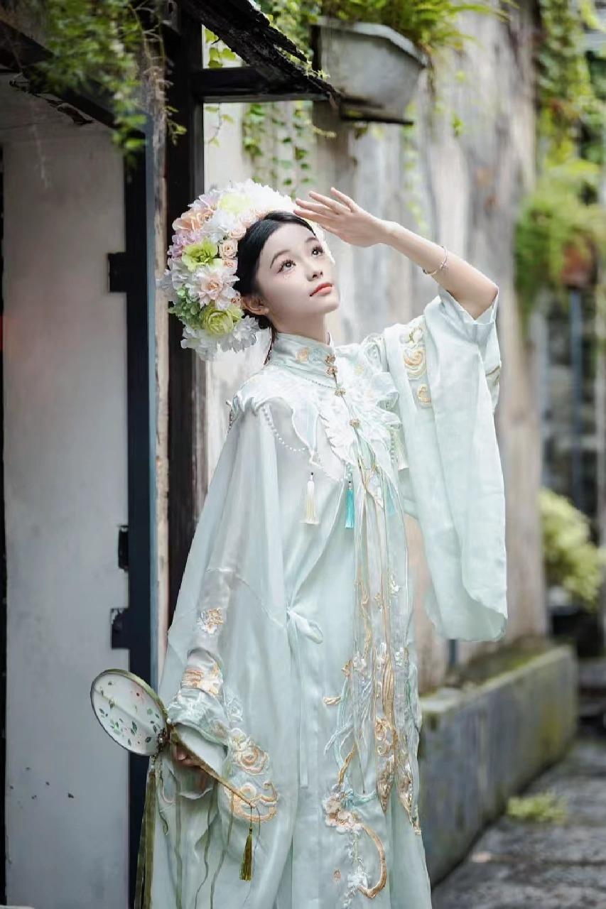 甘坑古鎮內,不難看到穿著漢服的遊客大玩潮流國風造型,簪花造型也多樣。(圖片說明:木杍影像工作室@小紅書)