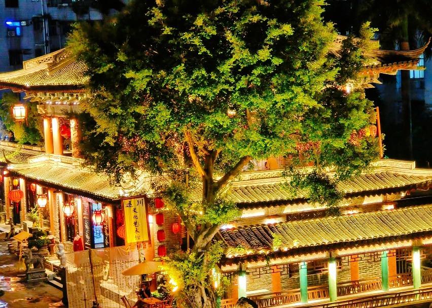 深圳萬景樓在中秋節期間,點上燈籠更顯輝煌宏偉。(圖片說明:四葉@小紅書)