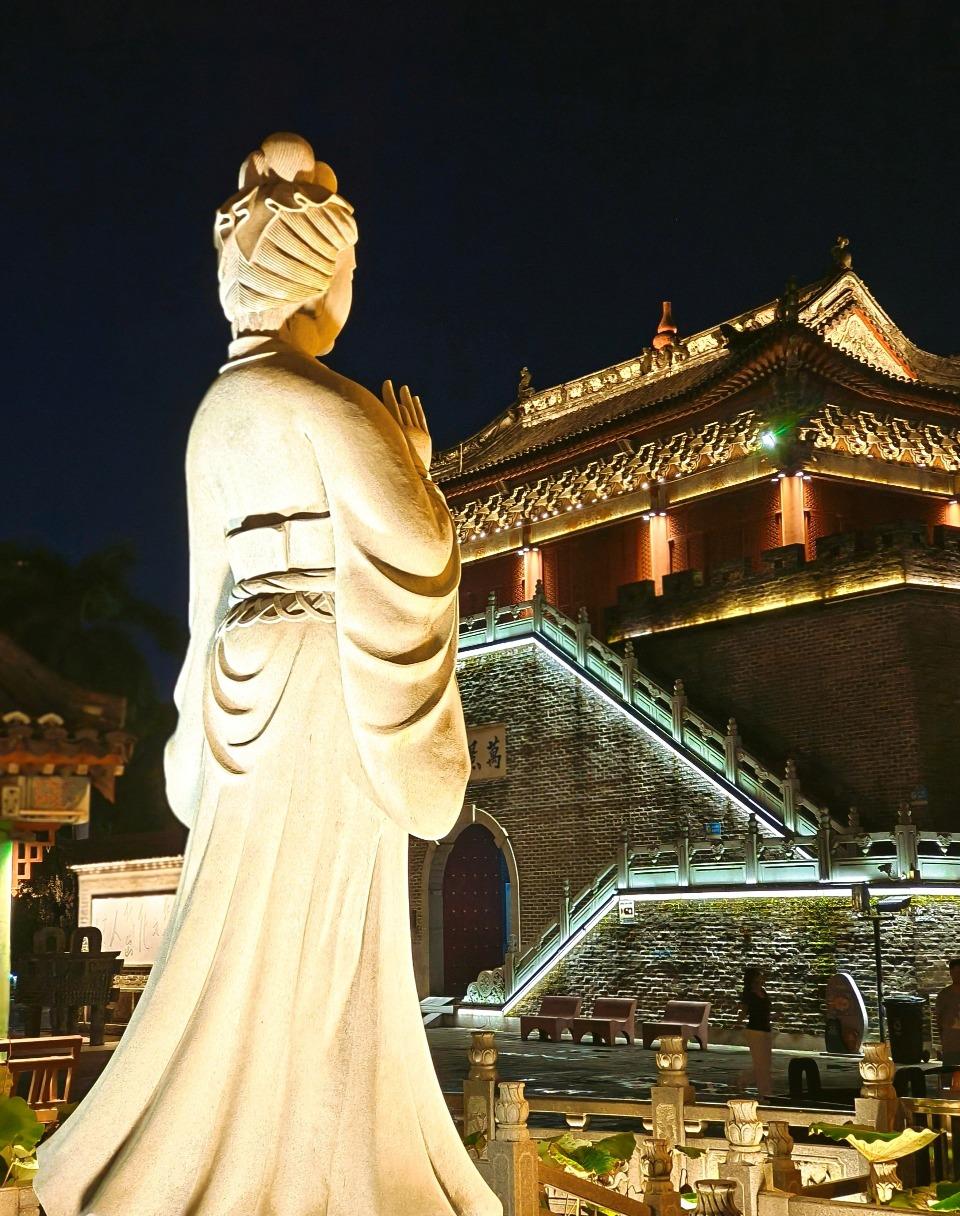 深圳萬景樓內有一座巨型觀音雕像,美麗而莊嚴。 (圖片說明:四葉@小紅書)