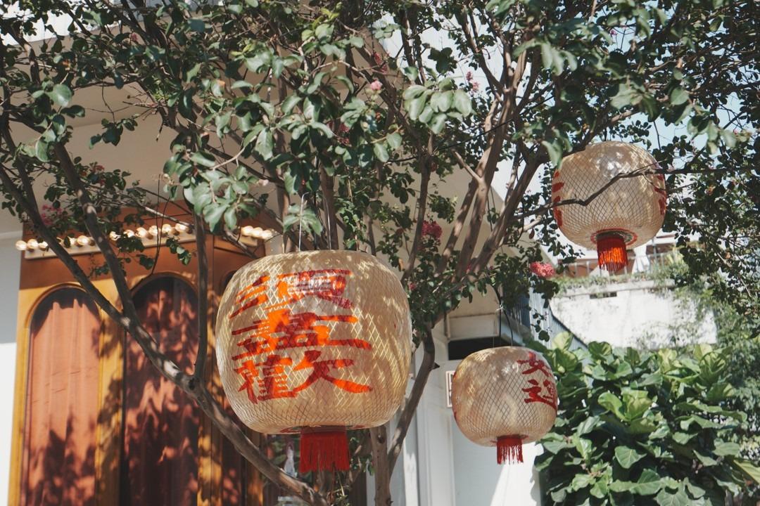 深圳南頭古城絲竹燈籠是今年中秋節的主題,傳統絲竹燈籠上寫上精句,看得令人會心微笑。(圖片說明:Discover大灣區)