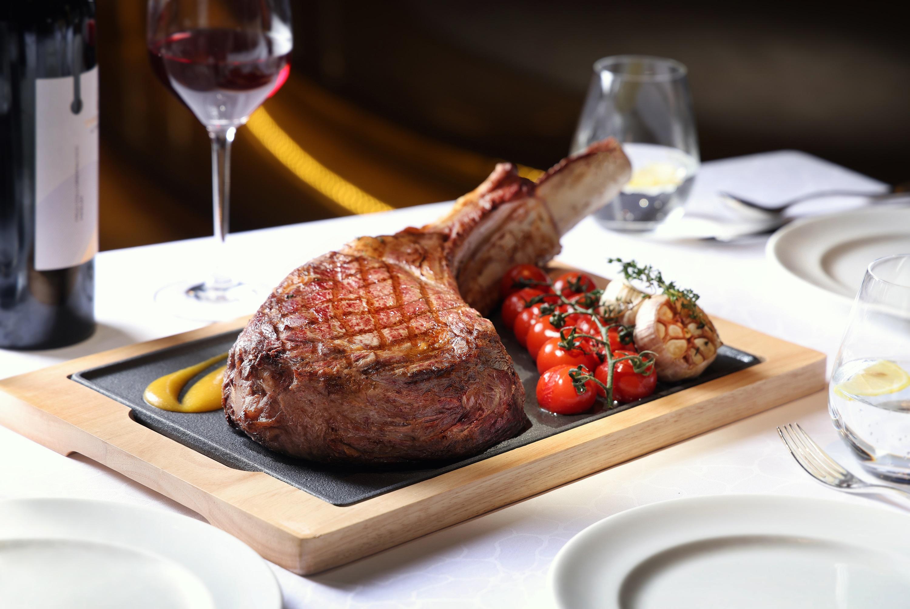 美國斧頭扒$1,950 來自美國加州牧場的巨型帶骨牛扒,肉嫩多汁肉味濃厚。