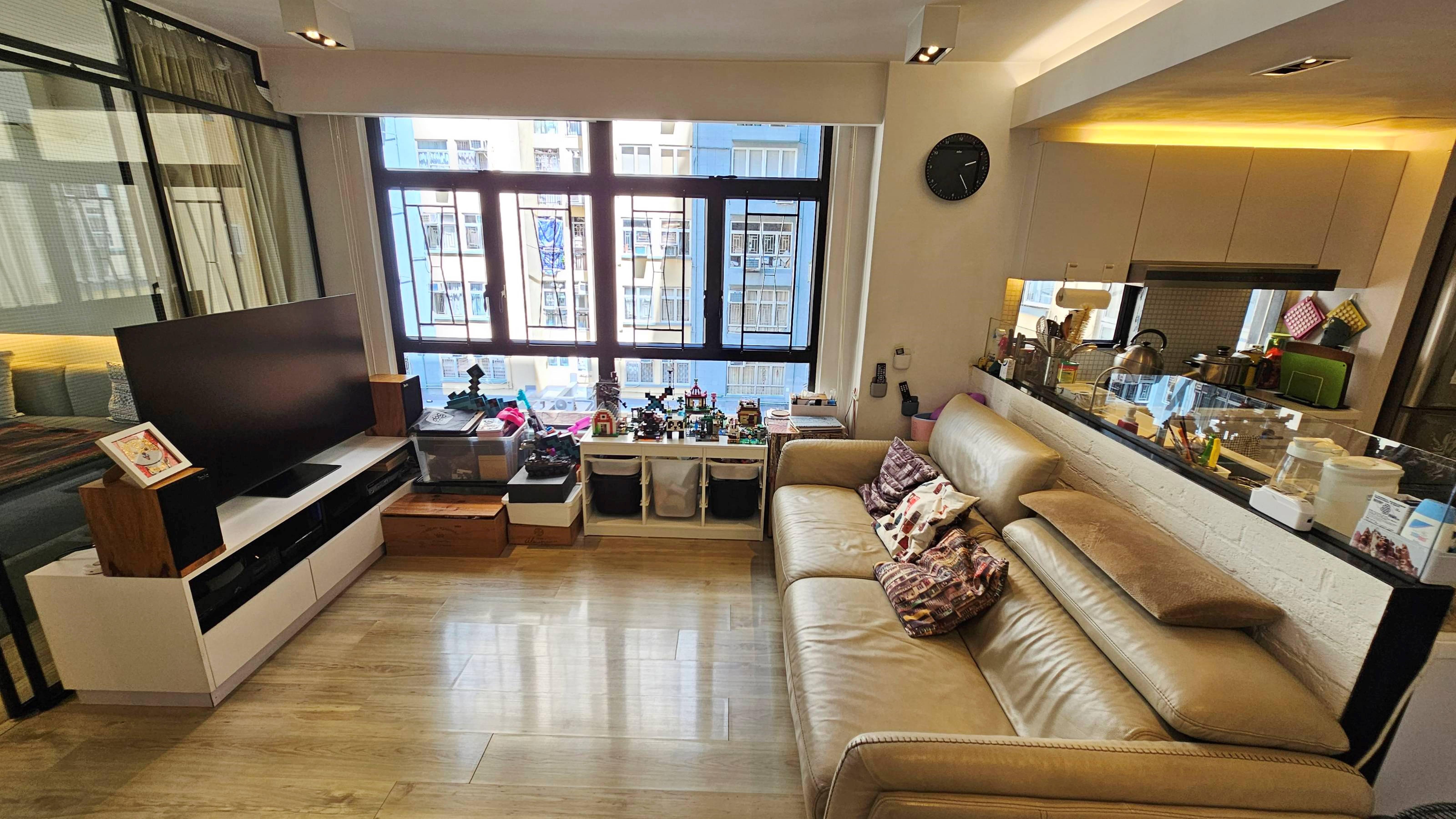 大廳與廚房以半身牆作分隔,大大提升空間感。