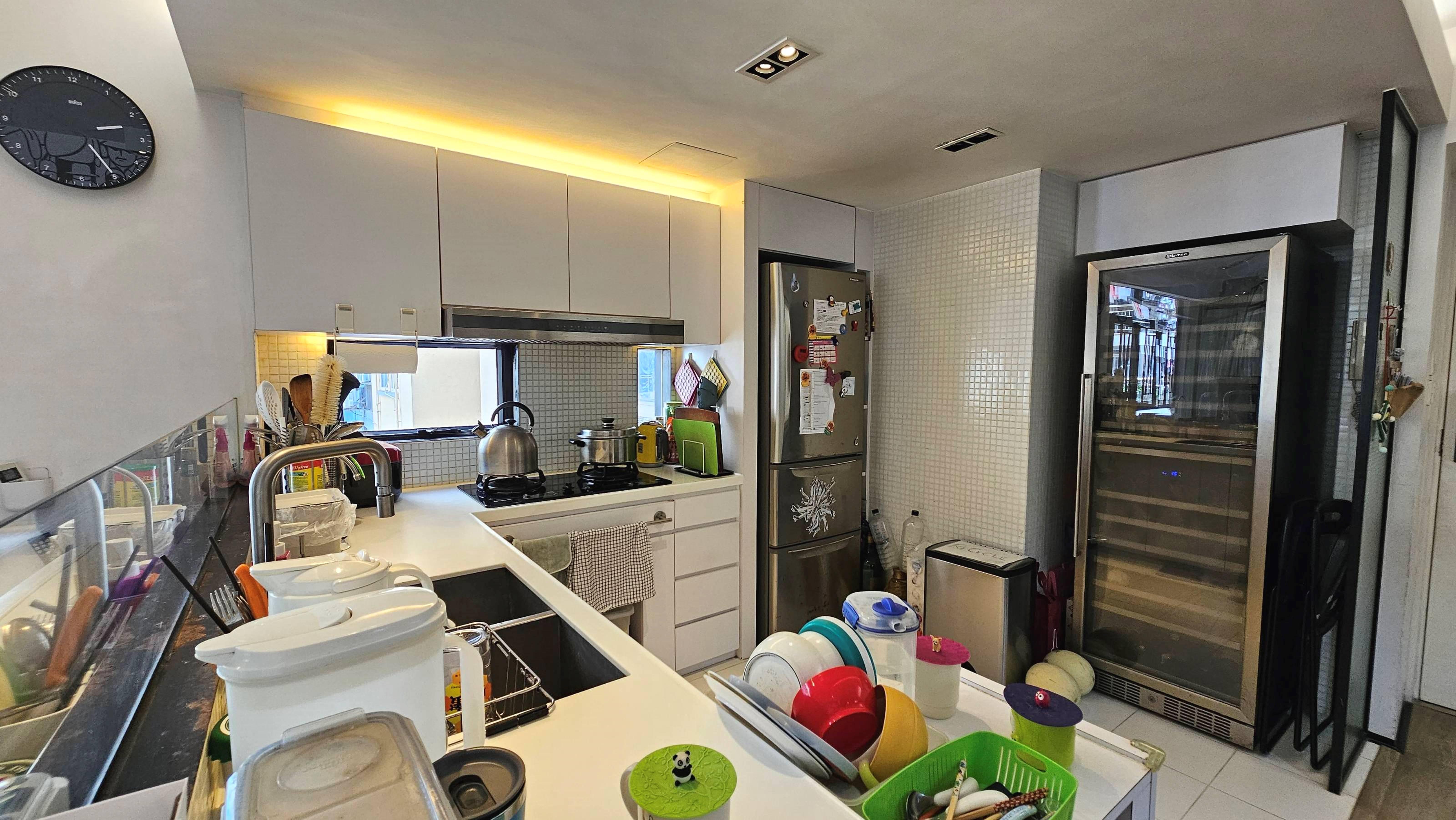 開放式廚房有足夠空間擺放紅酒櫃,可見面積闊落。