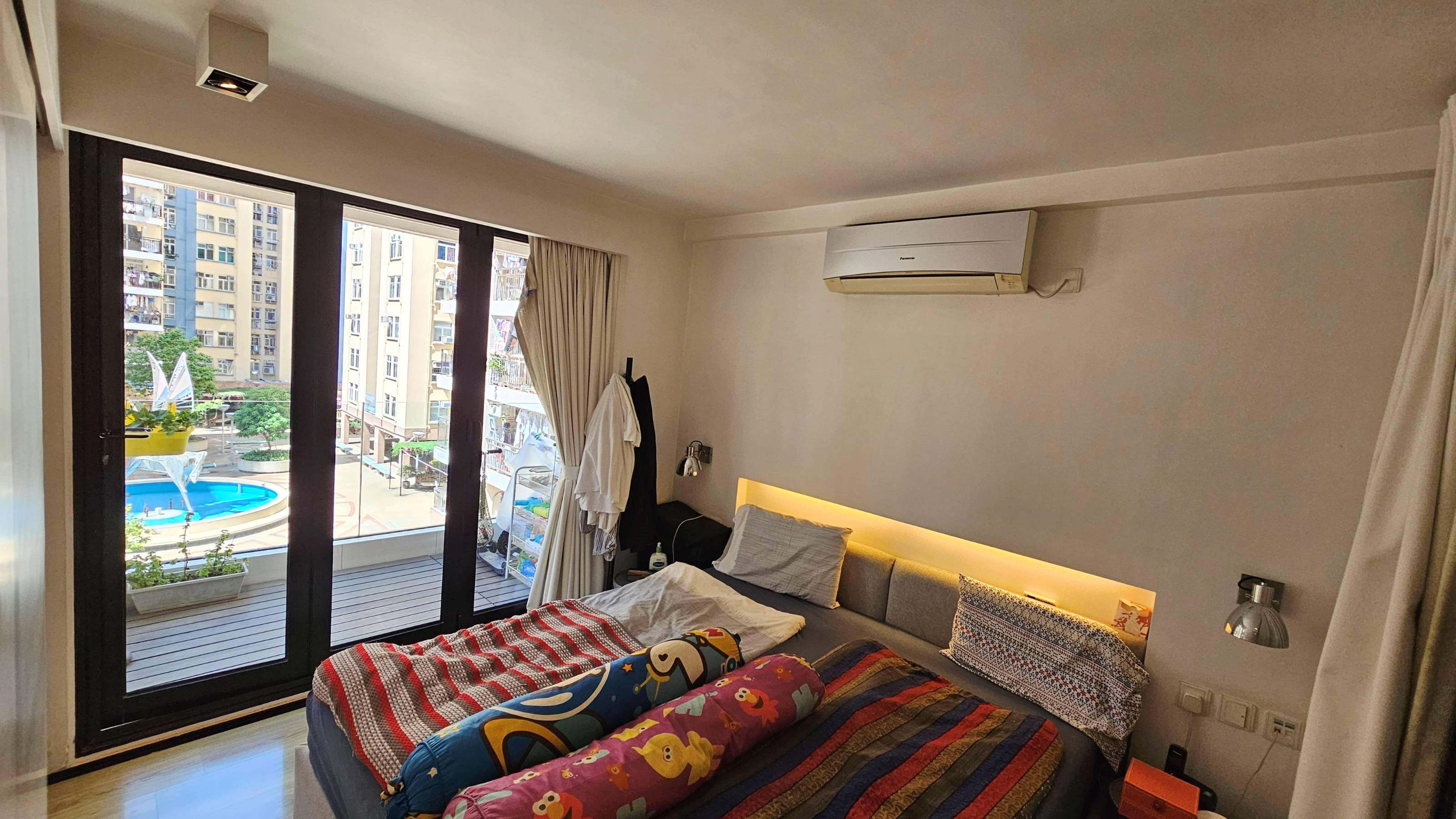 主人房外接露台,面向屋苑泳池,視野不俗。