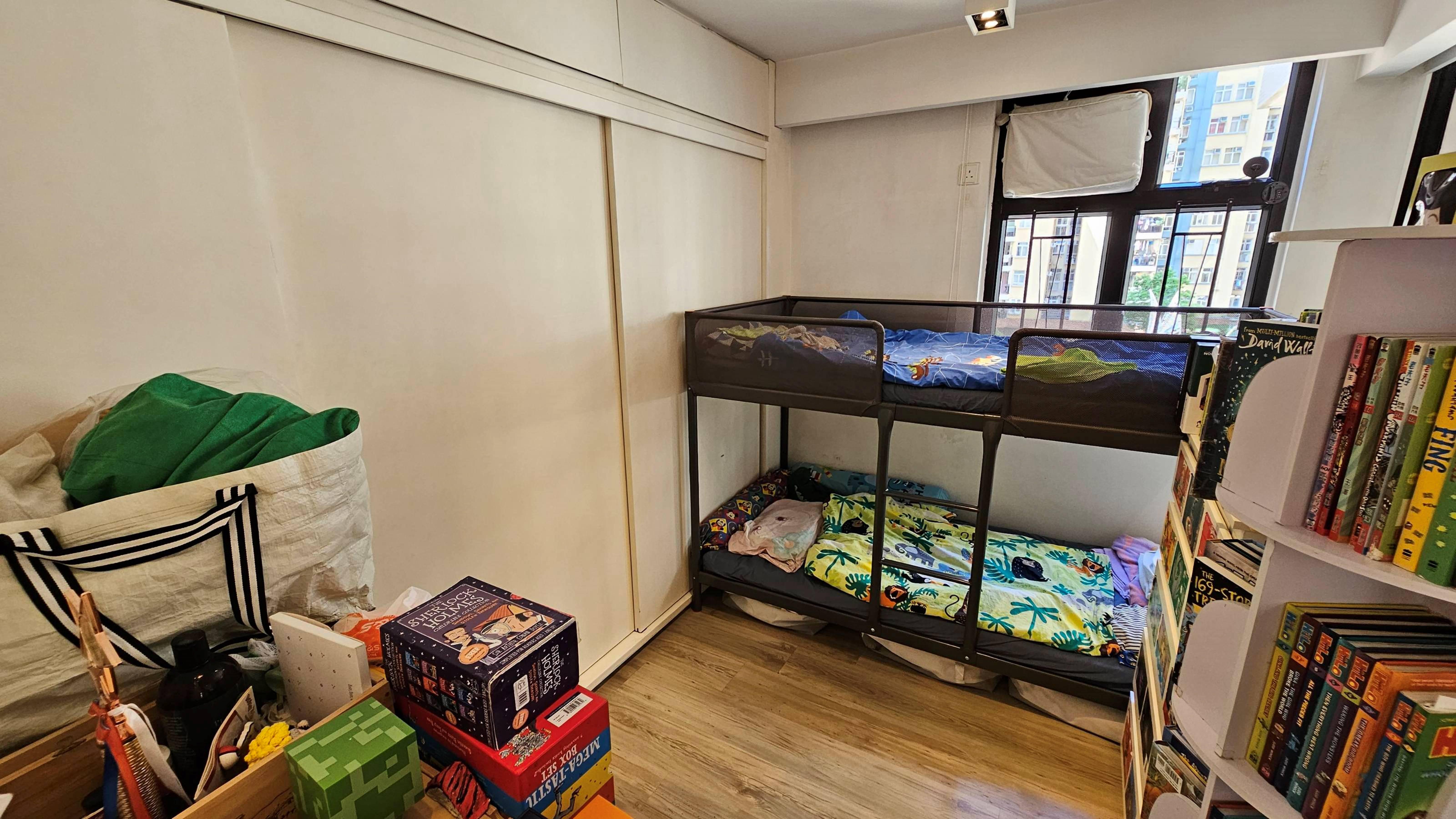 小朋友房間設有大衣櫃,增加收納空間。