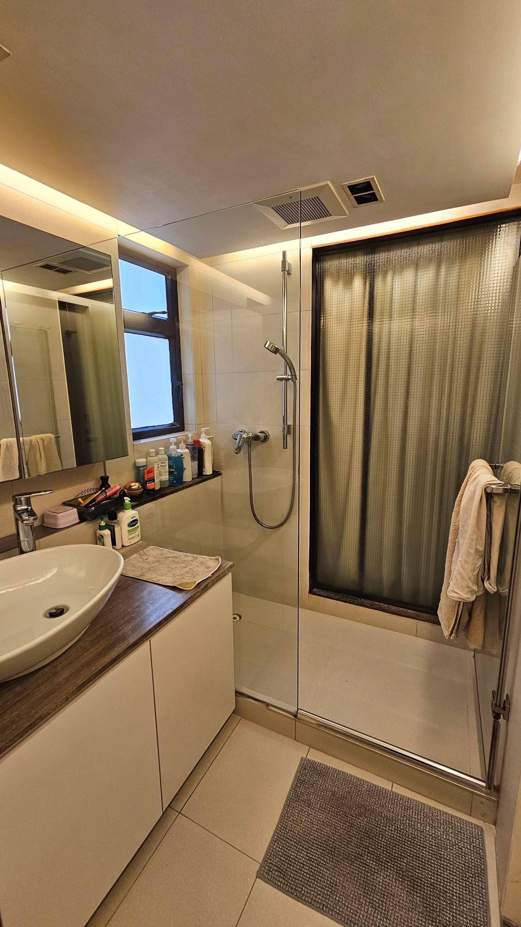 浴室採用玻璃企缸設計,助增空間感。