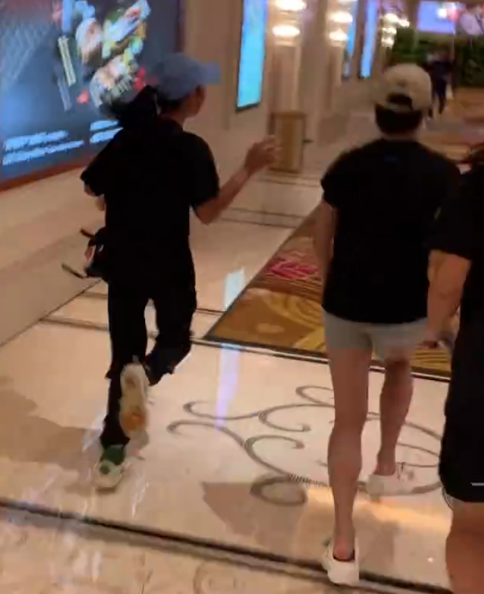 全紅嬋(右)穿上便服、戴了帽子及口罩,返回酒店時被在現場等候的粉絲發現,全紅嬋即與兩名女子跑入酒店的女廁(影片截圖)