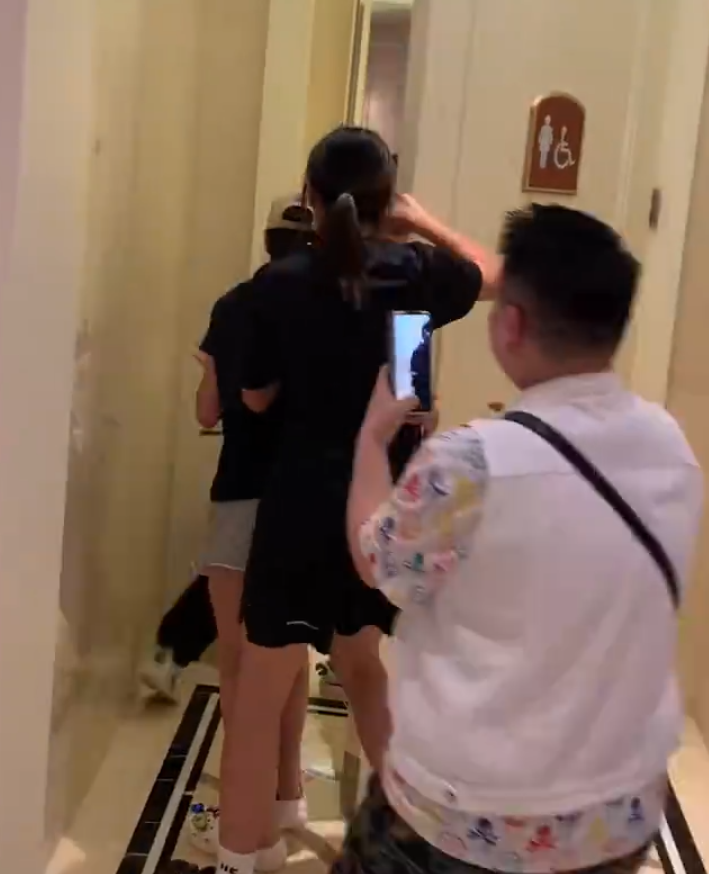其中一名舉起手機拍攝的男子更直接開門衝入女廁(影片截圖)