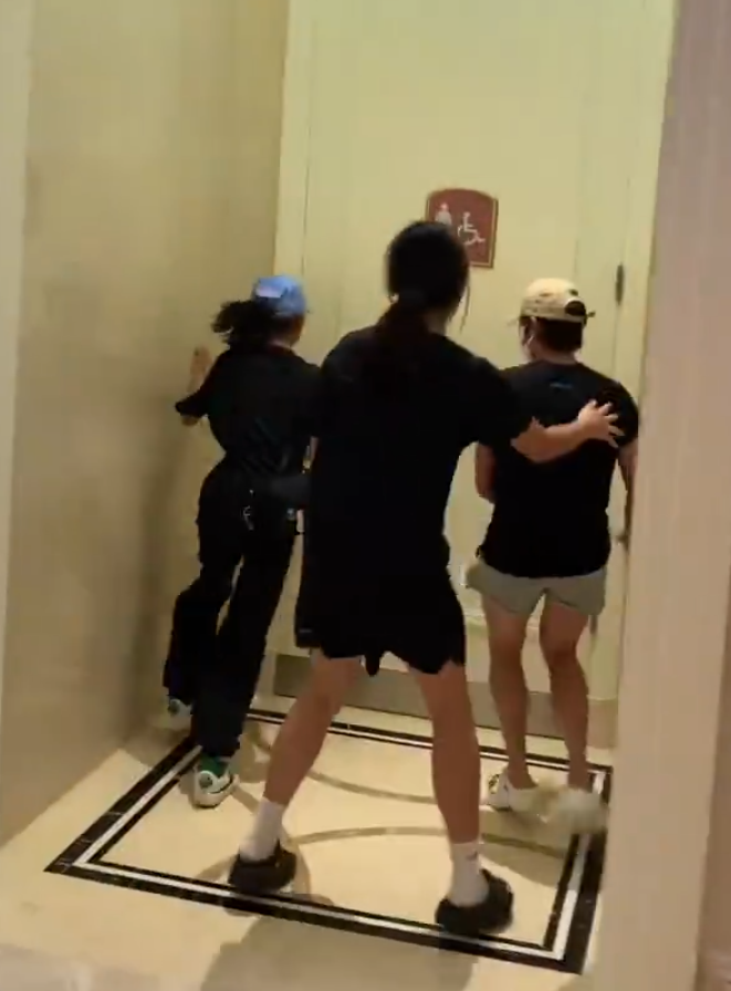 全紅嬋(右)穿上便服、戴了帽子及口罩,返回酒店時被在現場等候的粉絲發現,全紅嬋即與兩名女子跑入酒店的女廁(影片截圖)