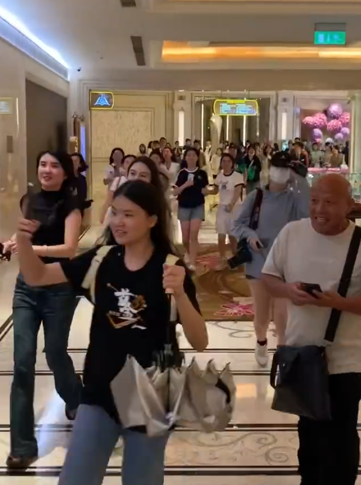 多名粉絲追至,有拍片者稱「現場已失控」(影片截圖)