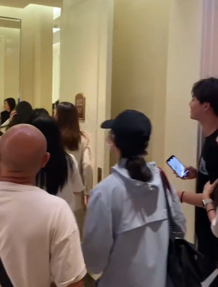 多名粉絲追至,有拍片者稱「現場已失控」(影片截圖)