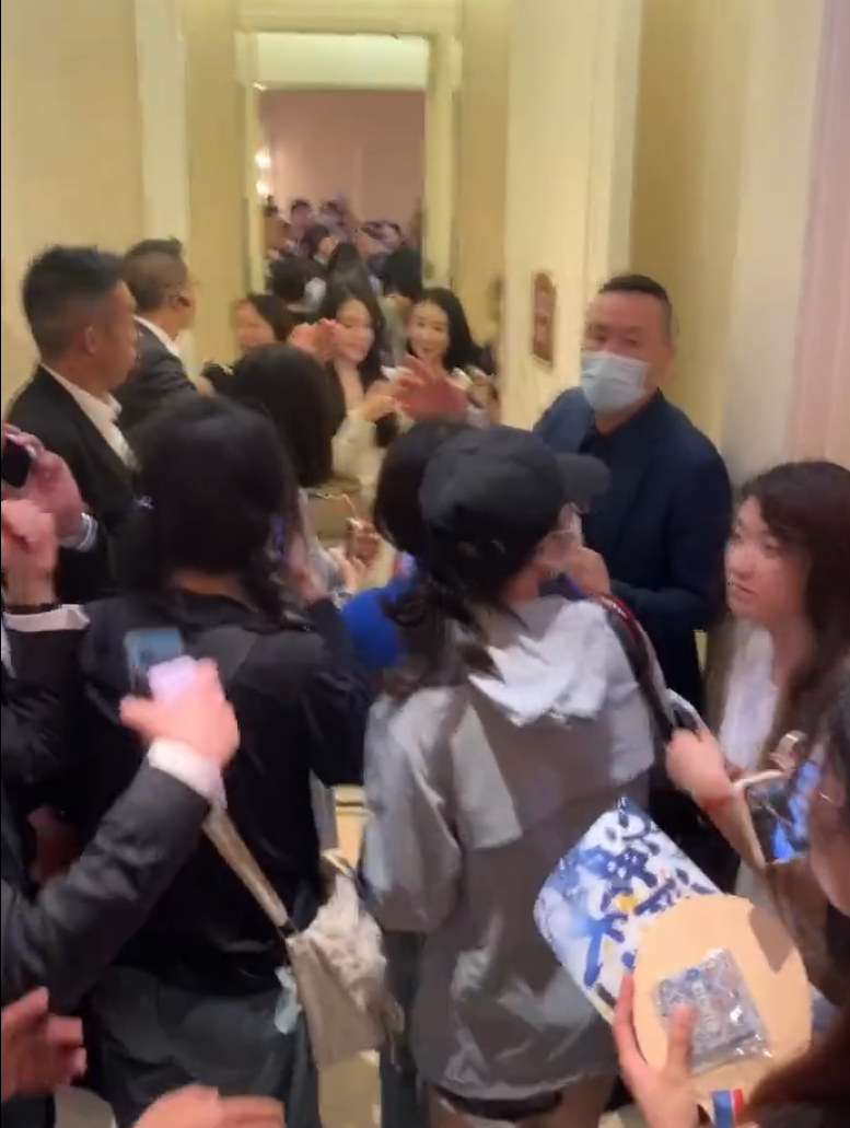 酒店的保安迅速介入維持現場秩序(影片截圖)