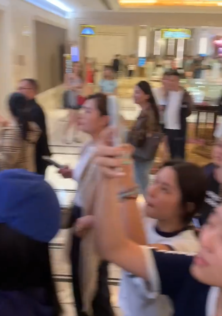 酒店的保安迅速介入維持現場秩序(影片截圖)