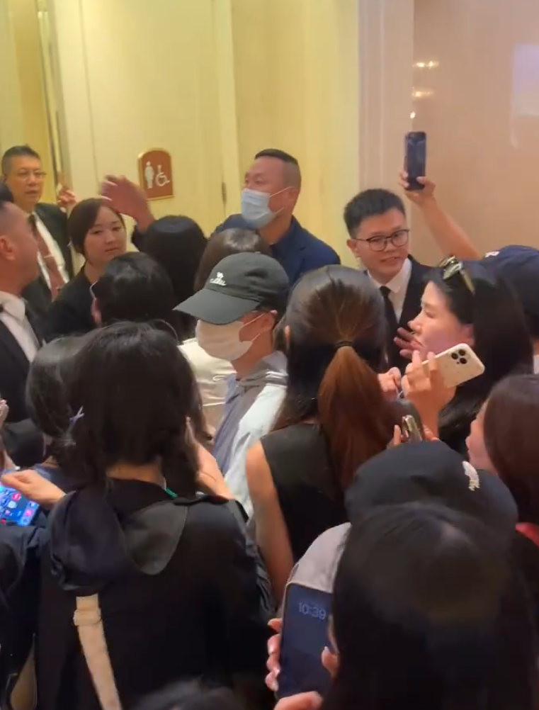 酒店的保安迅速介入維持現場秩序(影片截圖)