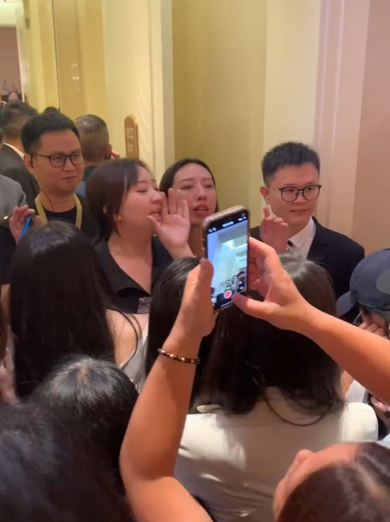 一名女保安向粉絲表示,「你們嚇到她了,她在裏面哭,你們退後一點」(影片截圖)