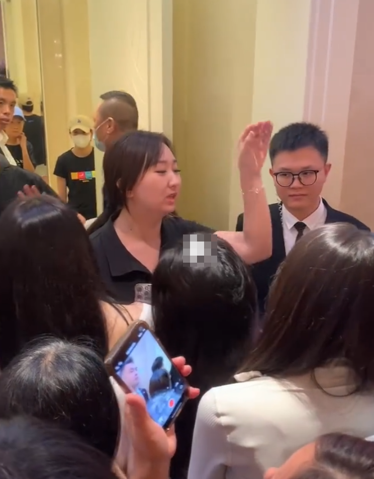 一名女保安向粉絲表示,「你們嚇到她了,她在裏面哭,你們退後一點」(影片截圖)