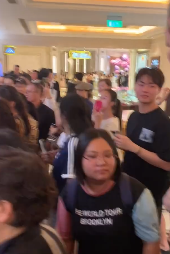 一名女保安向粉絲表示,「你們嚇到她了,她在裏面哭,你們退後一點」(影片截圖)