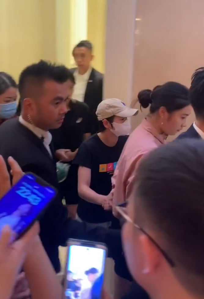 保安組成人鏈,成功護送全紅嬋離開,可見當時她拖着前方一名疑似國家隊女工作人員的手,最終全紅嬋成功前往電梯大堂回房(影片截圖)