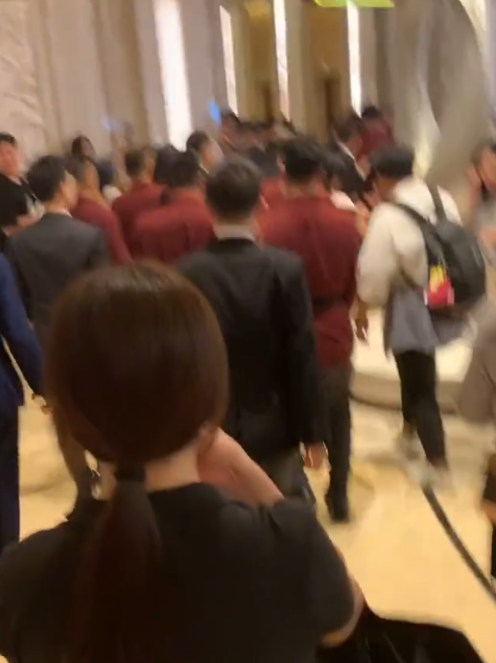保安組成人鏈,成功護送全紅嬋離開,可見當時她拖着前方一名疑似國家隊女工作人員的手,最終全紅嬋成功前往電梯大堂回房(影片截圖)
