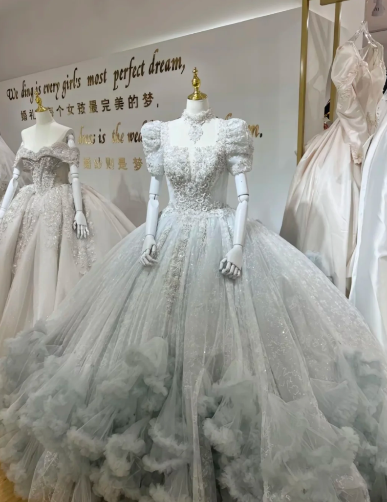 山東一名女子試婚紗時,卻因腋臭在婚紗上留下臭味,婚紗舖認為是其臭狐的味道,要求女事主賠償買下婚紗,事件最終報警處理,女事主決定賠償2,000元人民幣息事寧人,及後赴醫院進行手術治療(小紅書)