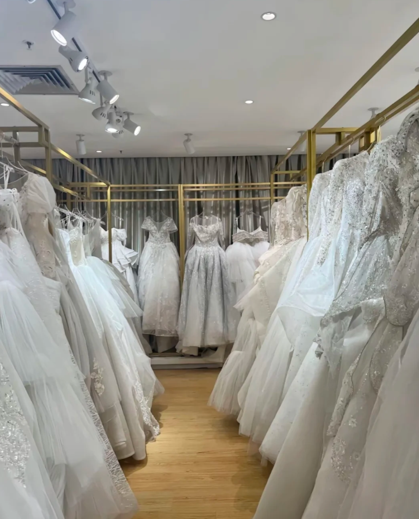 山東一名女子試婚紗時,卻因腋臭在婚紗上留下臭味,婚紗舖認為是其臭狐的味道,要求女事主賠償買下婚紗,事件最終報警處理,女事主決定賠償2,000元人民幣息事寧人,及後赴醫院進行手術治療(小紅書)