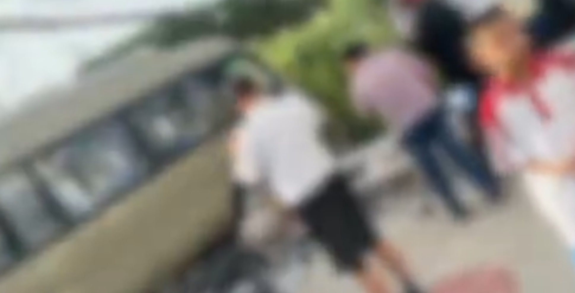 山東省泰安市東平縣佛山中學門外早上7時許發生嚴重車禍,一輛校巴衝上路邊,並撞向正在上學的學生人群(影片截圖)