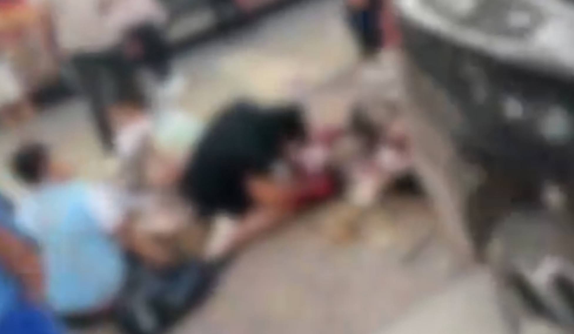 山東省泰安市東平縣佛山中學門外早上7時許發生嚴重車禍,一輛校巴衝上路邊,並撞向正在上學的學生人群(影片截圖)