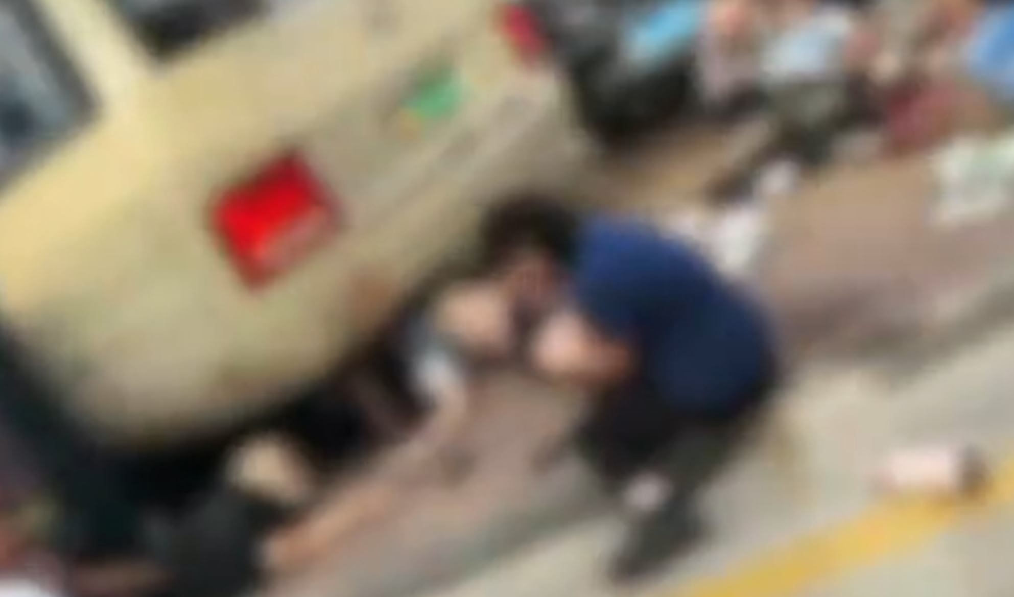 山東省泰安市東平縣佛山中學門外早上7時許發生嚴重車禍,一輛校巴衝上路邊,並撞向正在上學的學生人群(影片截圖)