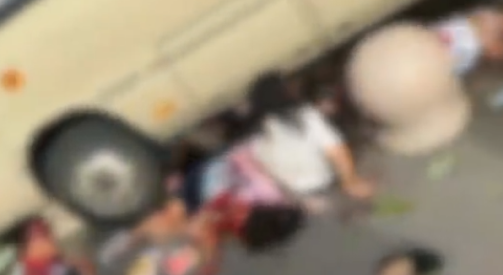 山東省泰安市東平縣佛山中學門外早上7時許發生嚴重車禍,一輛校巴衝上路邊,並撞向正在上學的學生人群(影片截圖)